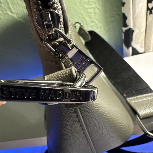 Steve Madden Dome Crossover Purse/ Bag Zip Up Olive Green Color. Good Condition! - Picture 6 of 16